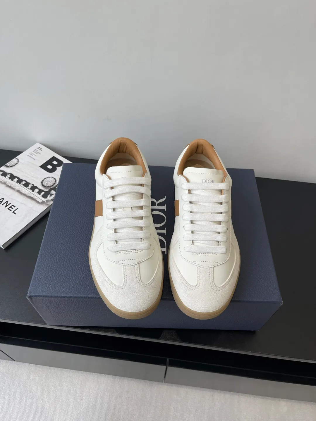 Factory price: 420💰The top version of Dior 25ss new product B01 moral training shoes. The toe size design of the couple's style is a bit wider. The upper foot comfort is perfect. The thread is beautiful. Perfectly suitable for trousers. Decorated with various classic details. It is the ideal choice for daily styling. It can be matched with various casual items to create exquisite shapes. Fabric first layer cowhide/lining sheepskin T men's shoes💰U original outsole Code number: 38-44, customized 45